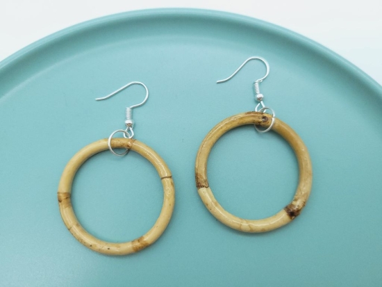 18k Gelbgold Und Blaugrüne Emaille-Ohrringe Im Angebot Bei