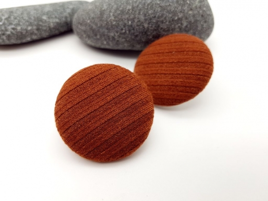 Preview: Stoff Knopf Ohrstecker Button braun BIG