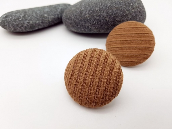 Preview: Stoff Knopf Ohrstecker Button hellbraun BIG