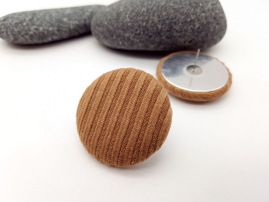 Preview: Stoff Knopf Ohrstecker Button hellbraun BIG