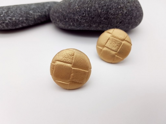 Preview: Große Kunstleder Karo Muster Ohrstecker goldfarben