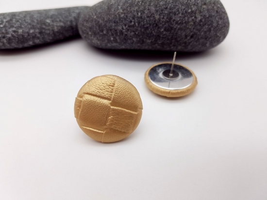 Preview: Große Kunstleder Karo Muster Ohrstecker goldfarben