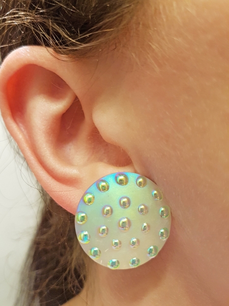 Große weiße Ohrstecker schimmernd