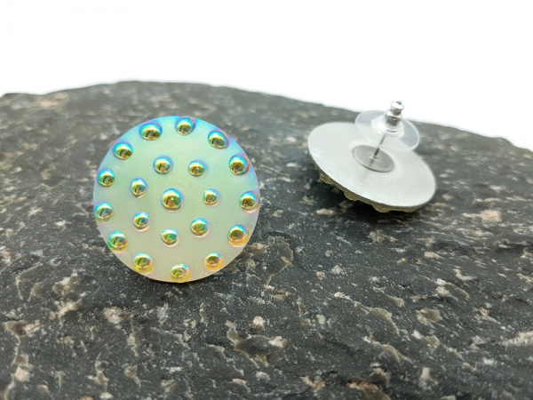 Große weiße Ohrstecker schimmernd