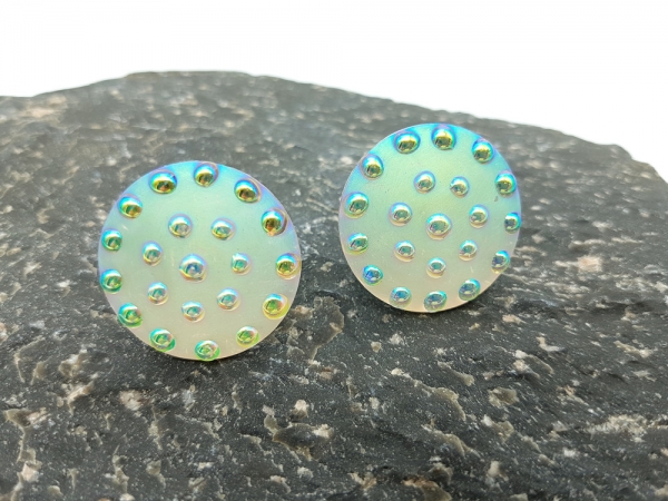 Große weiße Ohrstecker schimmernd