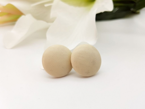 Kunstleder Ohrstecker hellbeige