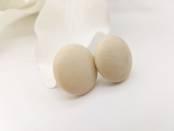 Kunstleder Ohrstecker hellbeige